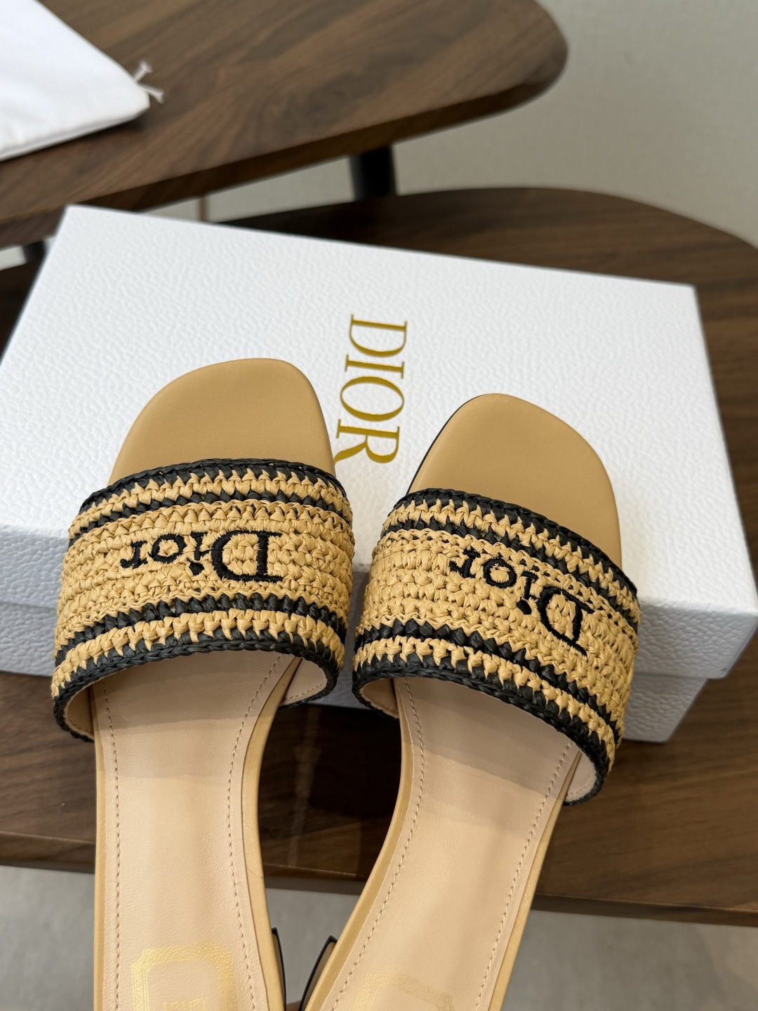 Dior |  迪奥早春新品走秀款CD刺绣logo度假风平底、粗跟拖鞋！ 硬货上新🆕❥代购级别！高级感十