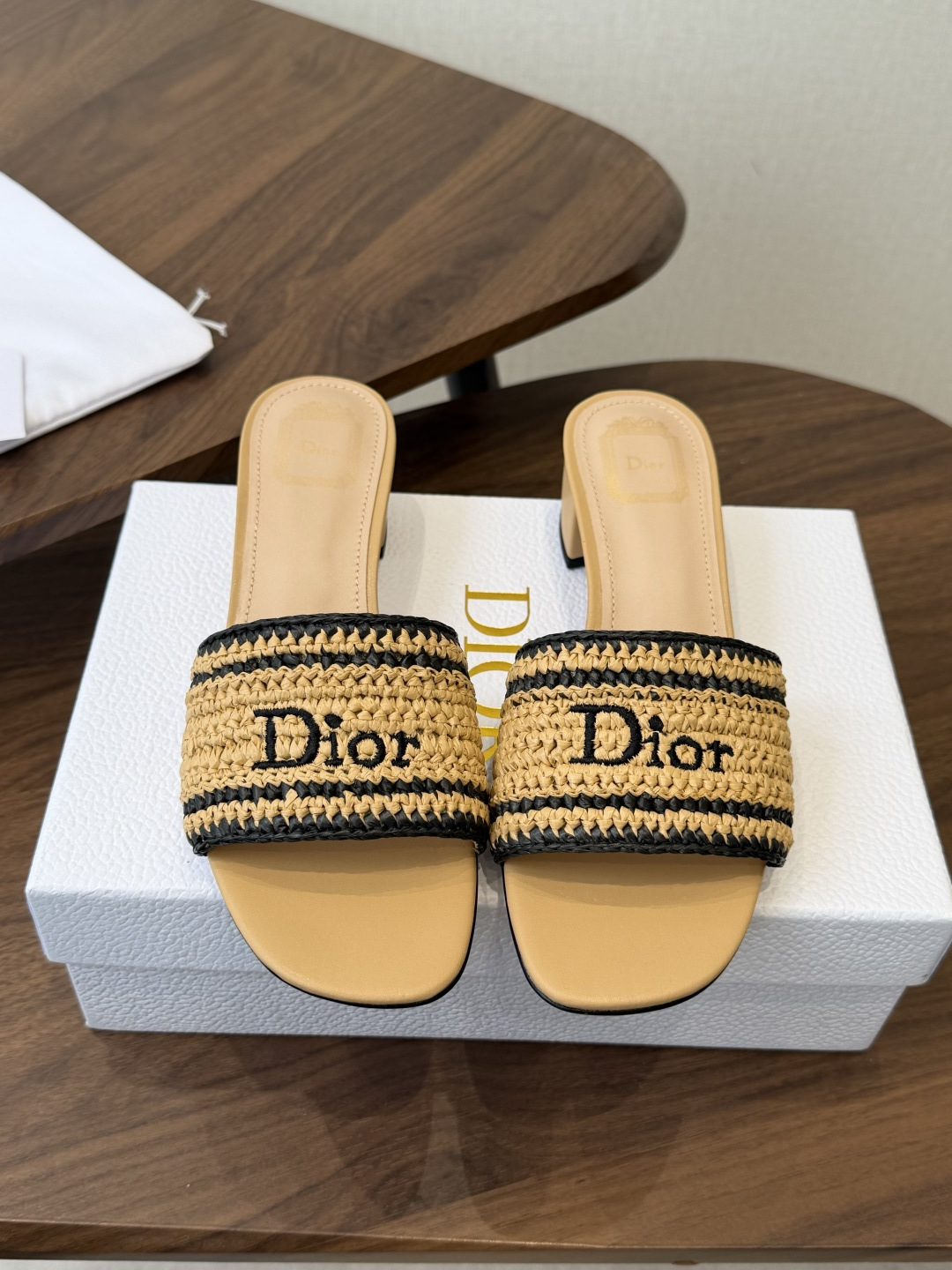 Dior |  迪奥早春新品走秀款CD刺绣logo度假风平底、粗跟拖鞋！ 硬货上新🆕❥代购级别！高级感十