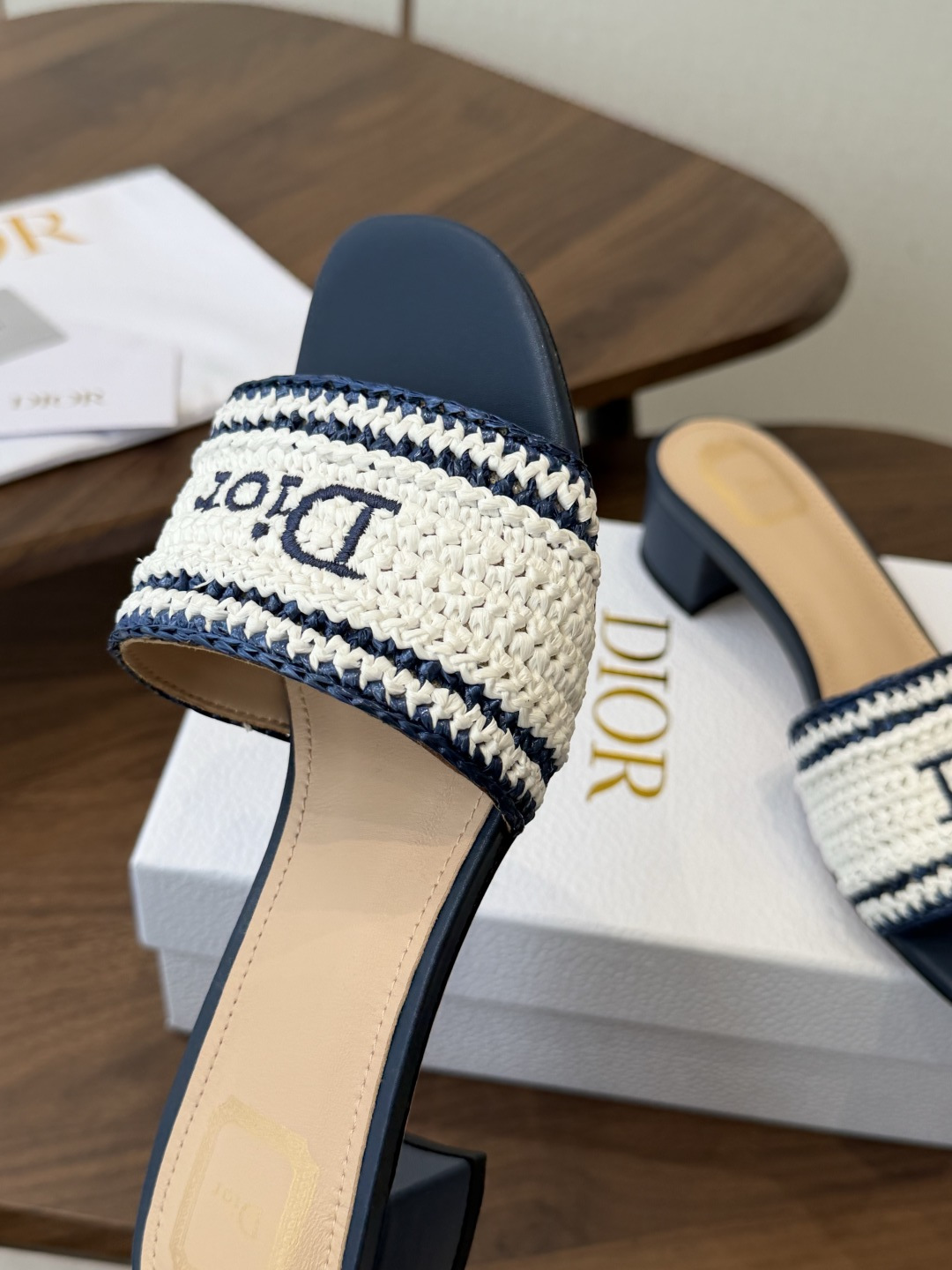 Dior |  迪奥早春新品走秀款CD刺绣logo度假风平底、粗跟拖鞋！ 硬货上新🆕❥代购级别！高级感十