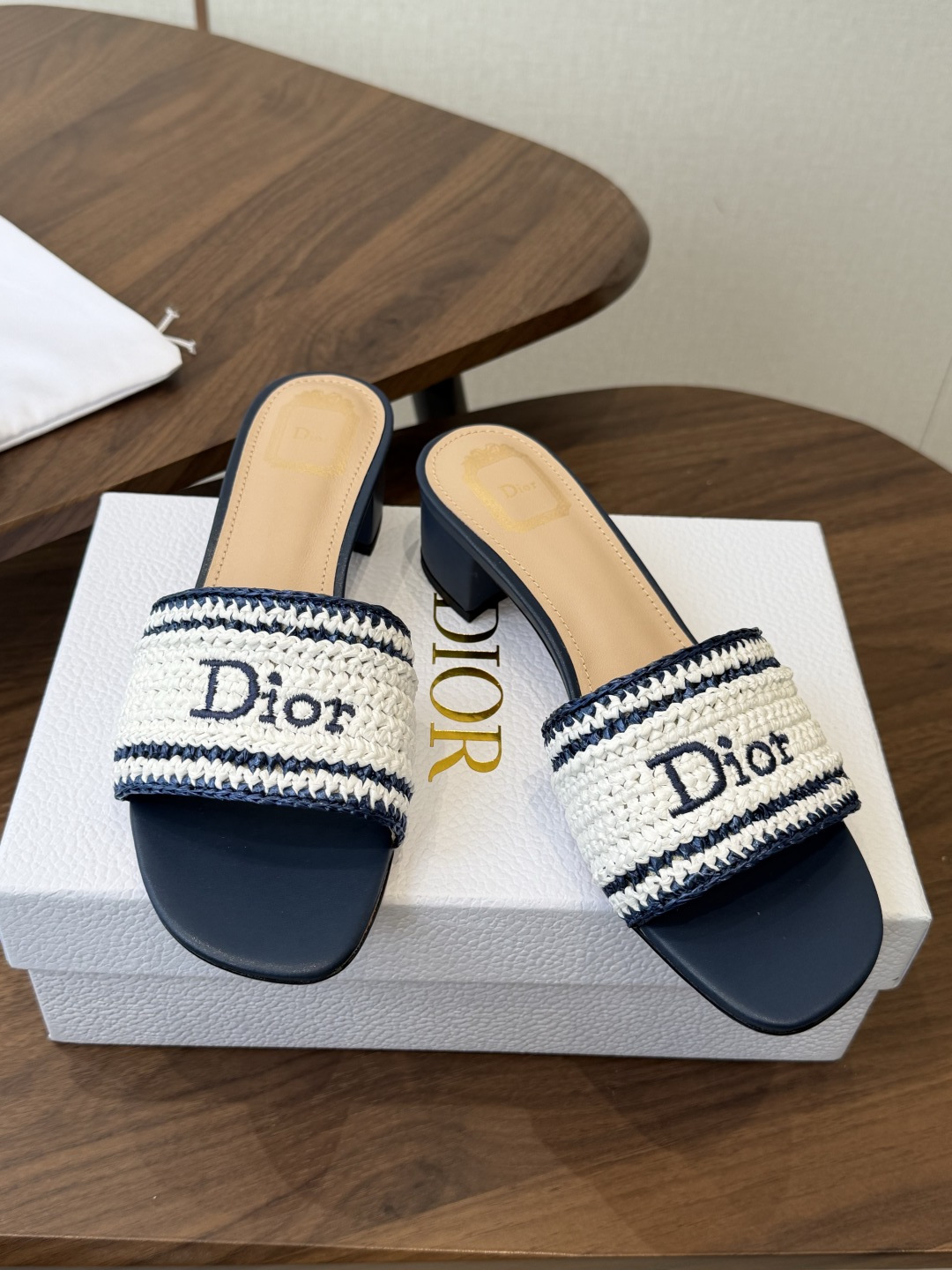 Dior |  迪奥早春新品走秀款CD刺绣logo度假风平底、粗跟拖鞋！ 硬货上新🆕❥代购级别！高级感十