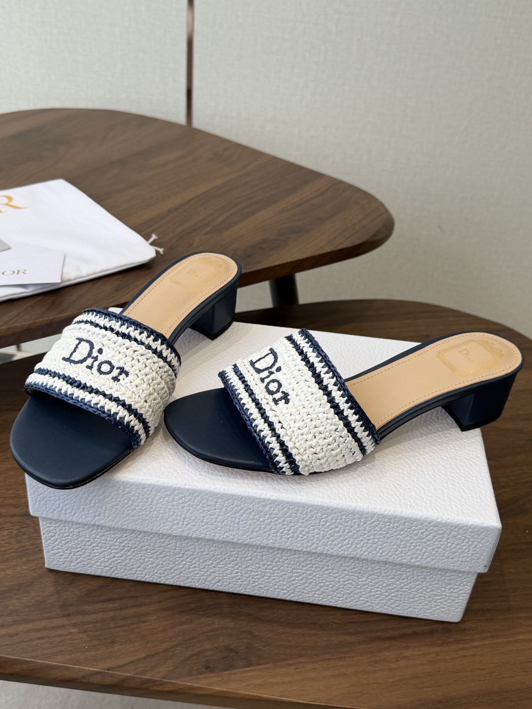 Dior |  迪奥早春新品走秀款CD刺绣logo度假风平底、粗跟拖鞋！ 硬货上新🆕❥代购级别！高级感十
