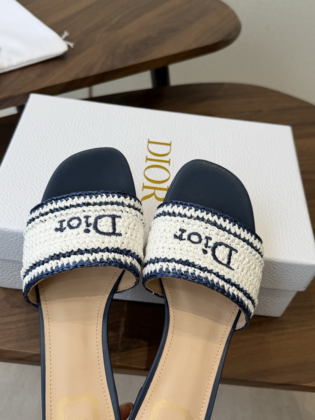 Dior |  迪奥早春新品走秀款CD刺绣logo度假风平底、粗跟拖鞋！ 硬货上新🆕❥代购级别！高级感十