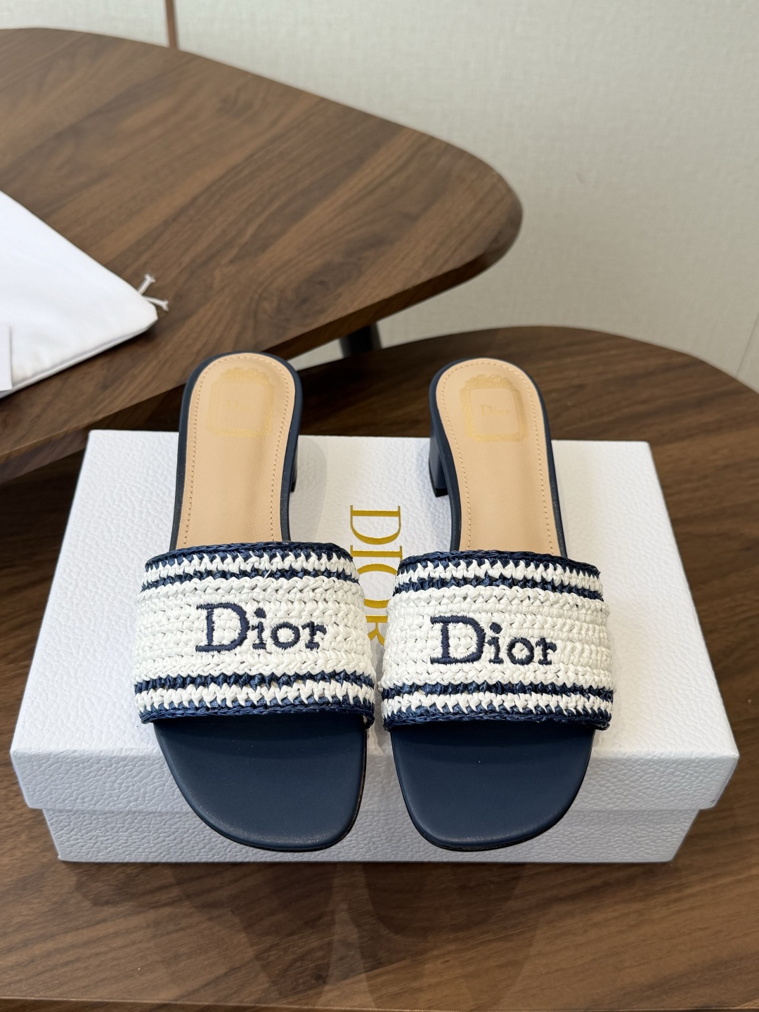 Dior |  迪奥早春新品走秀款CD刺绣logo度假风平底、粗跟拖鞋！ 硬货上新🆕❥代购级别！高级感十