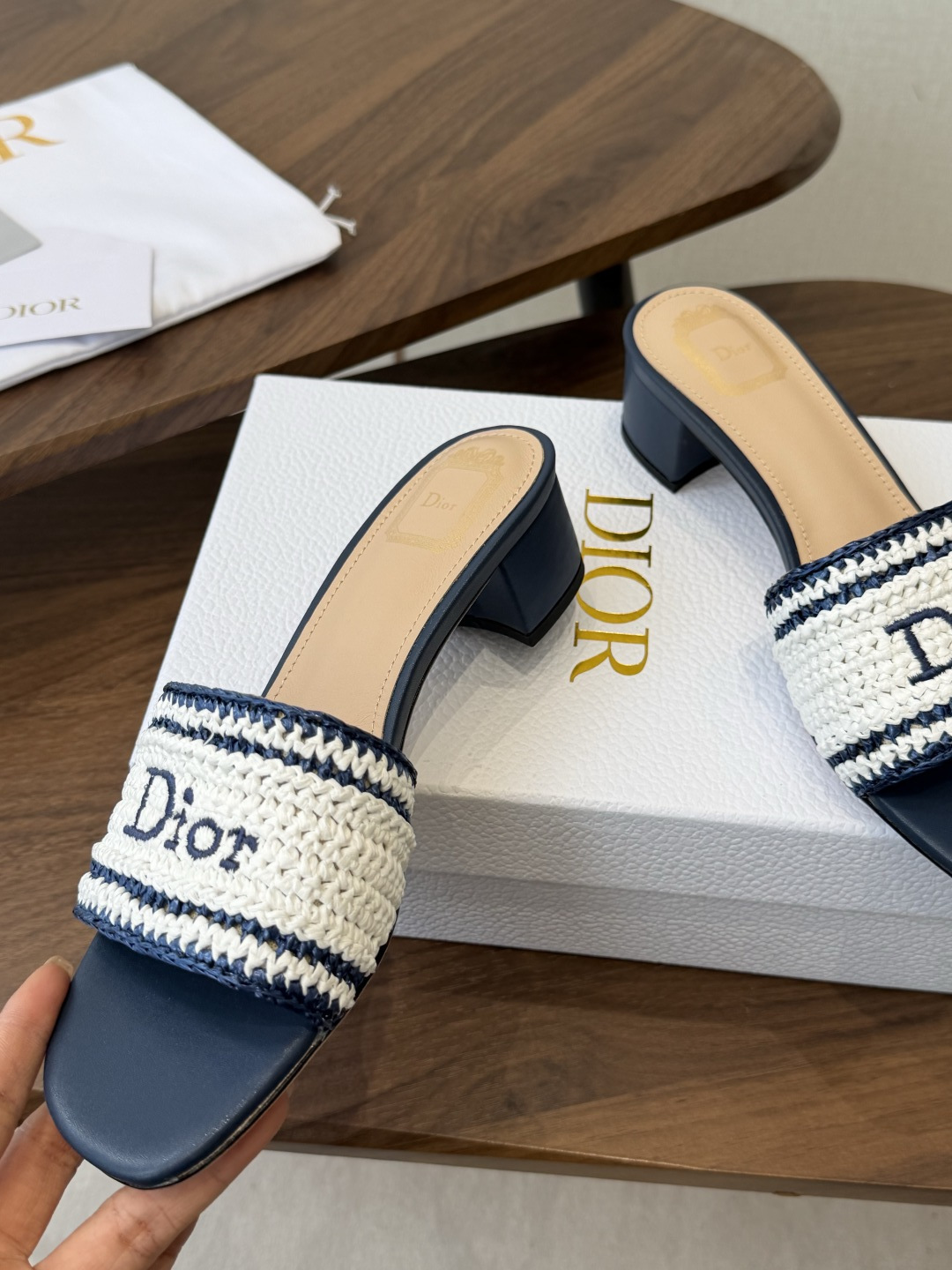 Dior |  迪奥早春新品走秀款CD刺绣logo度假风平底、粗跟拖鞋！ 硬货上新🆕❥代购级别！高级感十