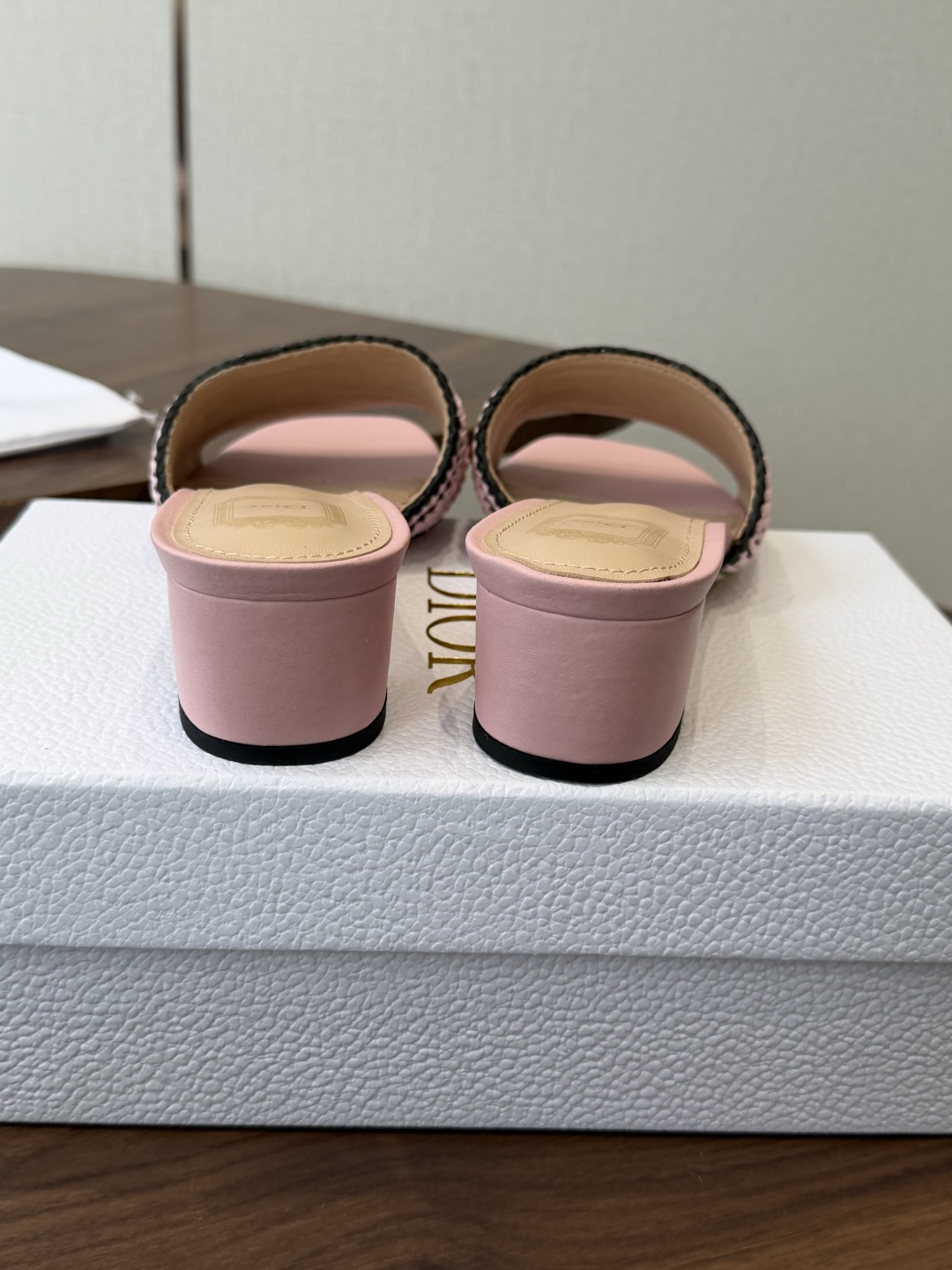 Dior |  迪奥早春新品走秀款CD刺绣logo度假风平底、粗跟拖鞋！ 硬货上新🆕❥代购级别！高级感十