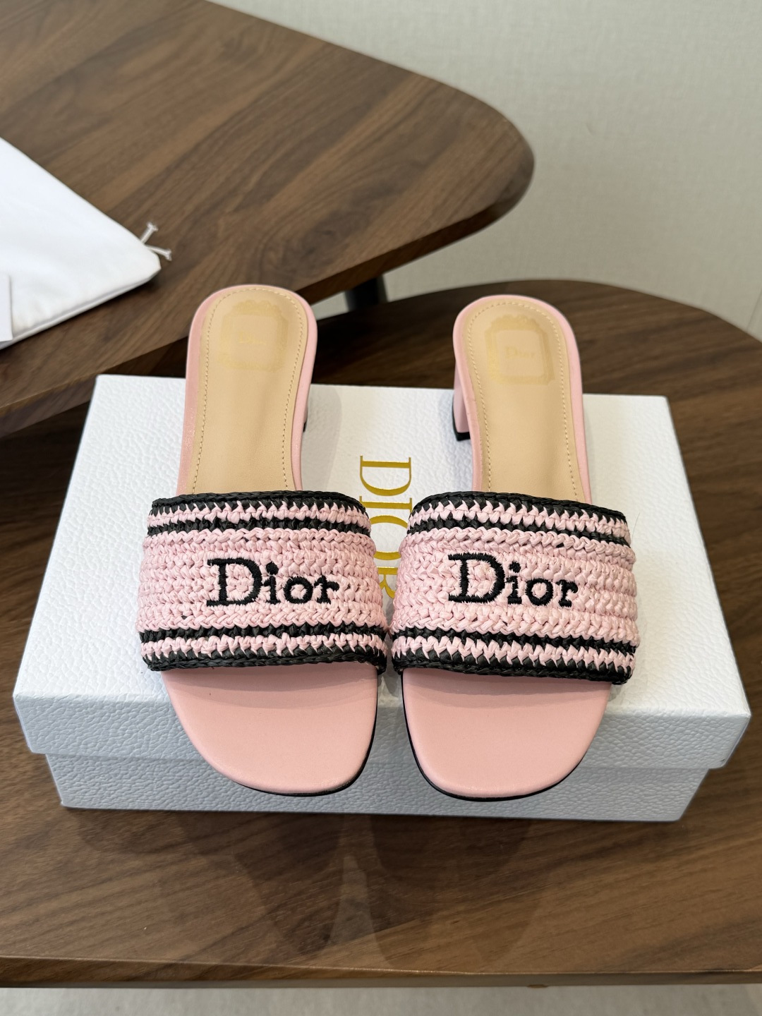 Dior |  迪奥早春新品走秀款CD刺绣logo度假风平底、粗跟拖鞋！ 硬货上新🆕❥代购级别！高级感十