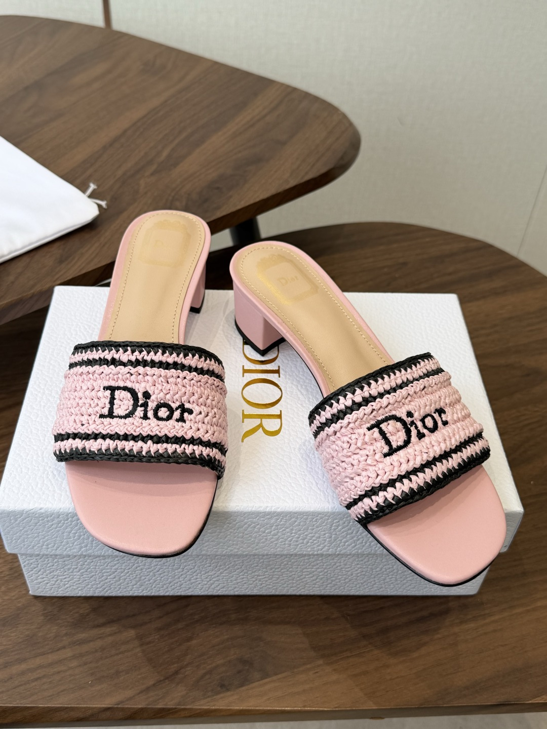 Dior |  迪奥早春新品走秀款CD刺绣logo度假风平底、粗跟拖鞋！ 硬货上新🆕❥代购级别！高级感十