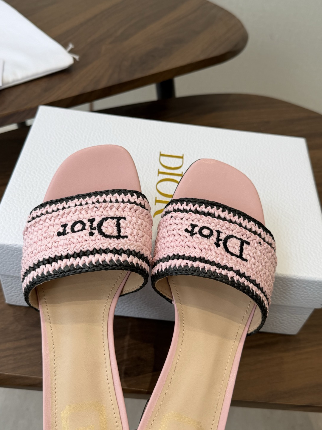Dior |  迪奥早春新品走秀款CD刺绣logo度假风平底、粗跟拖鞋！ 硬货上新🆕❥代购级别！高级感十