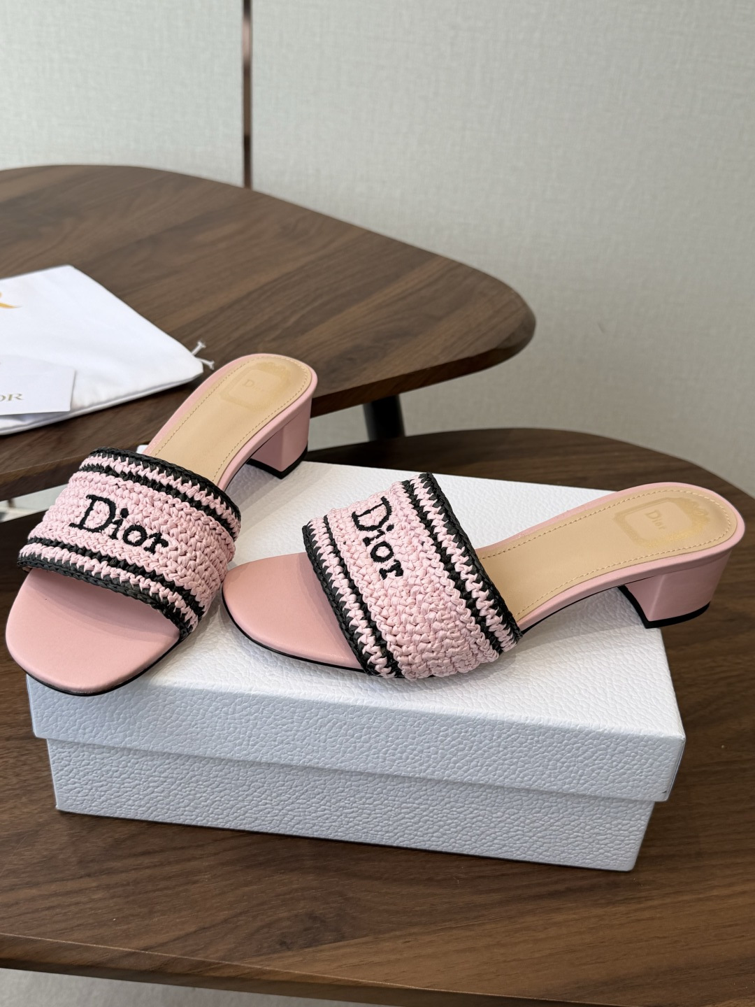 Dior |  迪奥早春新品走秀款CD刺绣logo度假风平底、粗跟拖鞋！ 硬货上新🆕❥代购级别！高级感十
