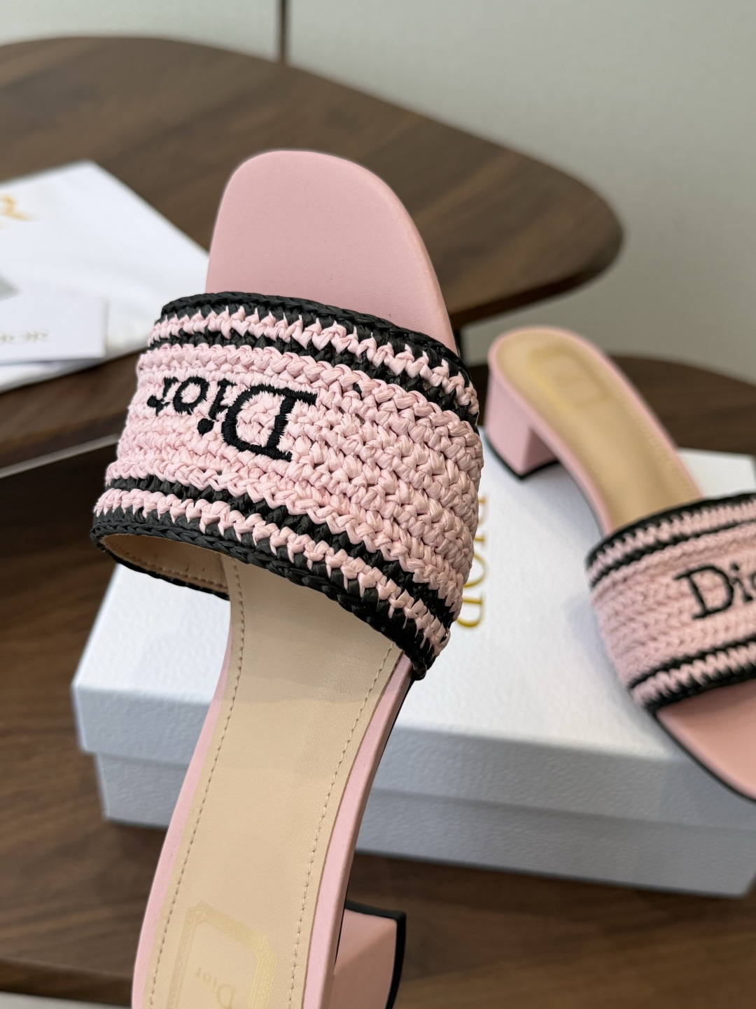 Dior |  迪奥早春新品走秀款CD刺绣logo度假风平底、粗跟拖鞋！ 硬货上新🆕❥代购级别！高级感十