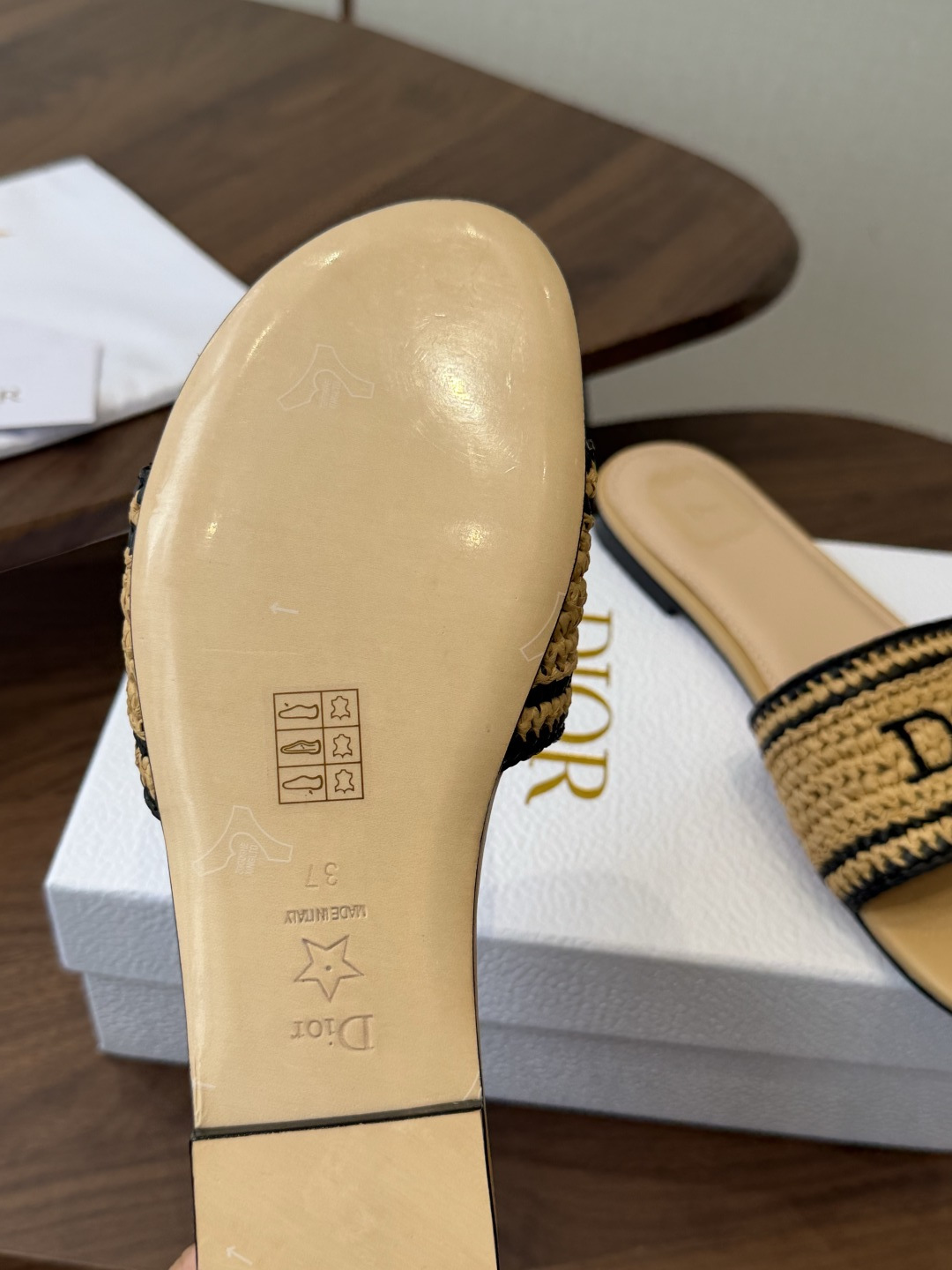 Dior |  迪奥早春新品走秀款CD刺绣logo度假风平底、粗跟拖鞋！ 硬货上新🆕❥代购级别！高级感十