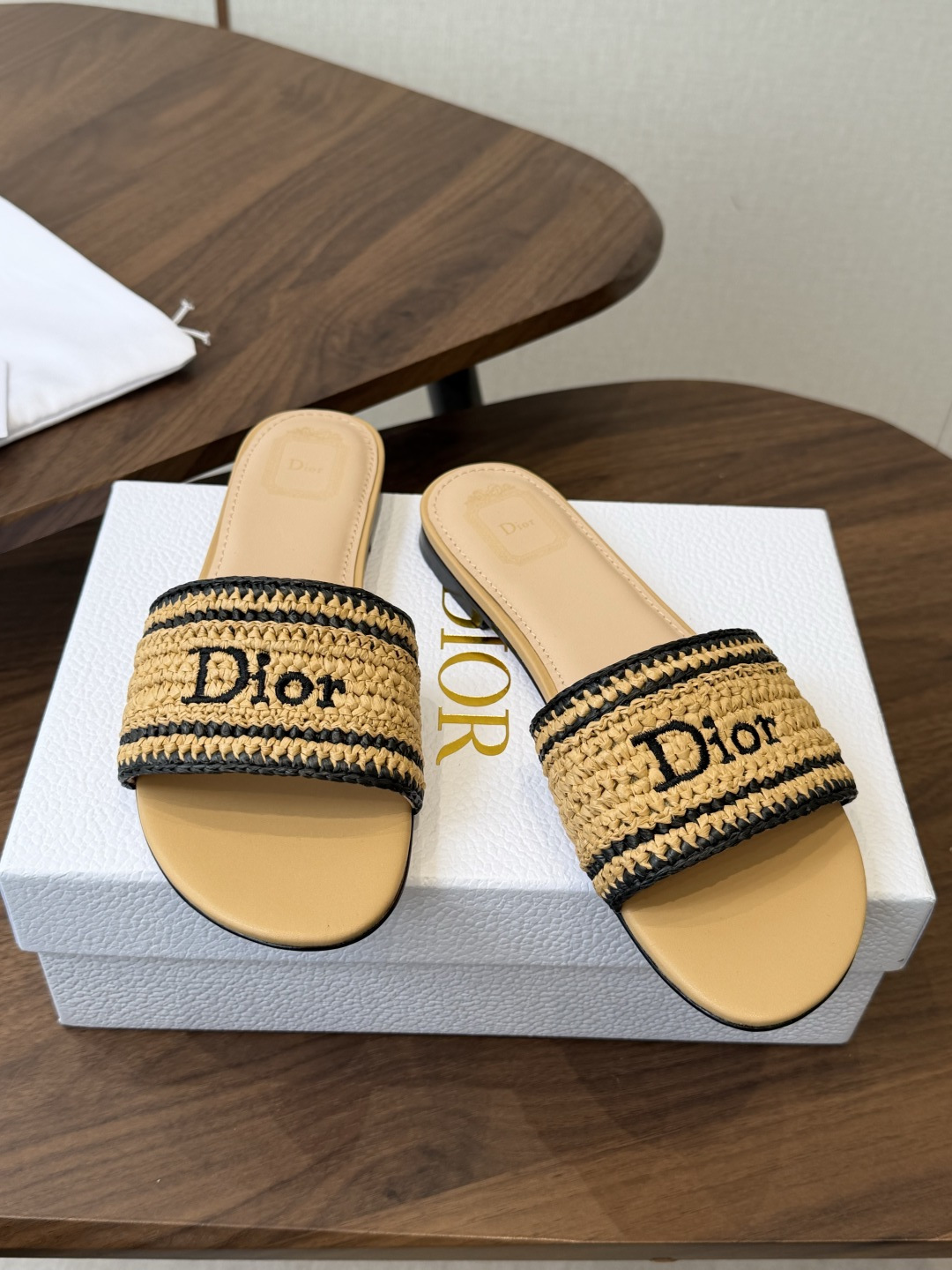 Dior |  迪奥早春新品走秀款CD刺绣logo度假风平底、粗跟拖鞋！ 硬货上新🆕❥代购级别！高级感十