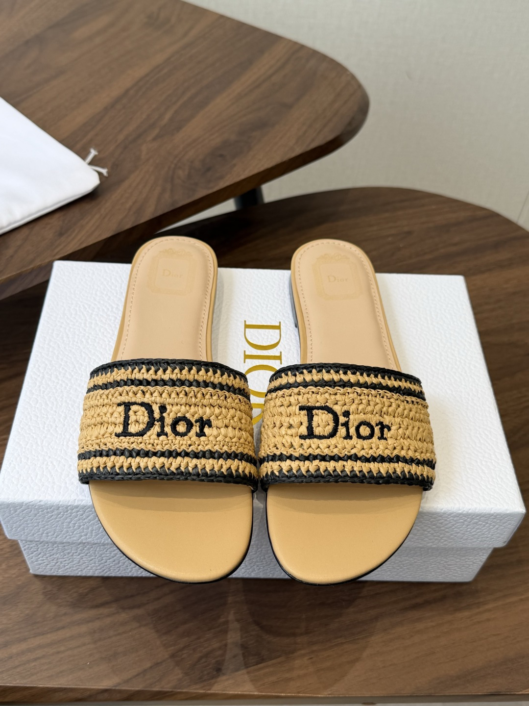 Dior |  迪奥早春新品走秀款CD刺绣logo度假风平底、粗跟拖鞋！ 硬货上新🆕❥代购级别！高级感十
