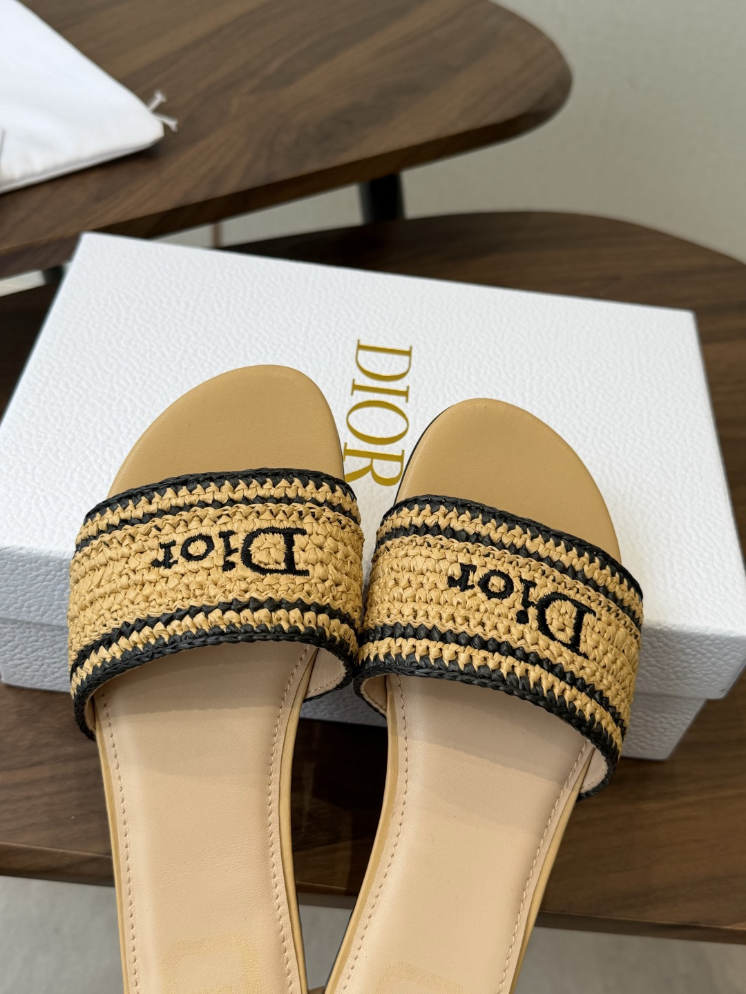 Dior |  迪奥早春新品走秀款CD刺绣logo度假风平底、粗跟拖鞋！ 硬货上新🆕❥代购级别！高级感十