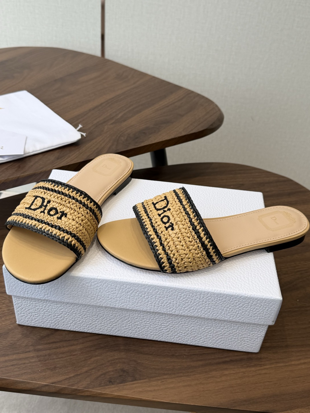 Dior |  迪奥早春新品走秀款CD刺绣logo度假风平底、粗跟拖鞋！ 硬货上新🆕❥代购级别！高级感十