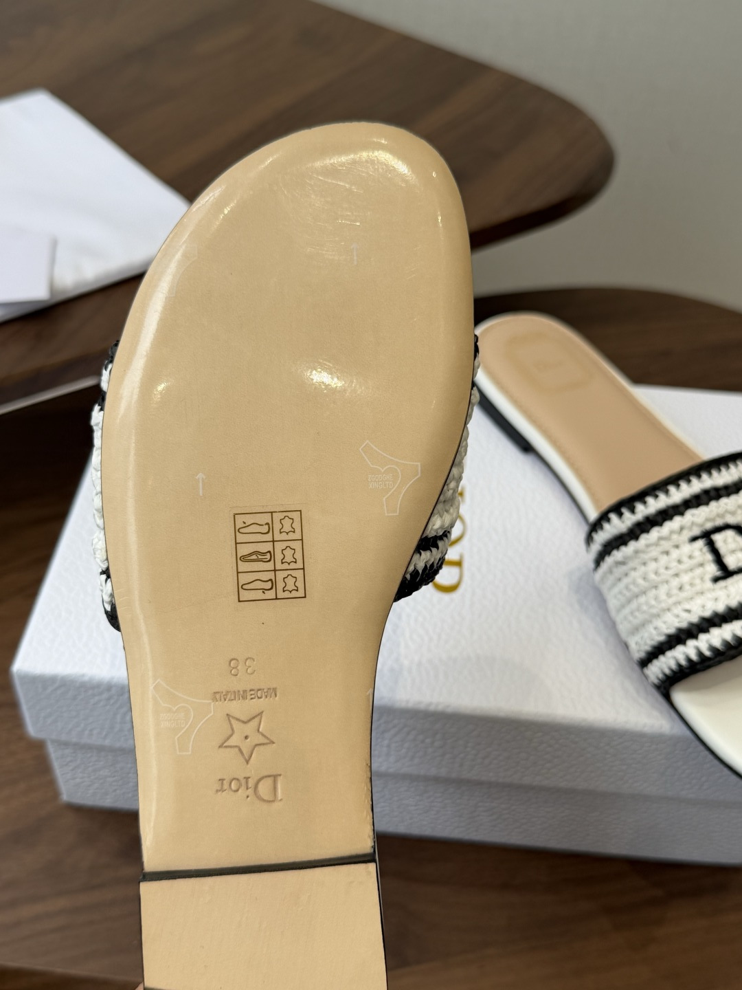 Dior |  迪奥早春新品走秀款CD刺绣logo度假风平底、粗跟拖鞋！ 硬货上新🆕❥代购级别！高级感十