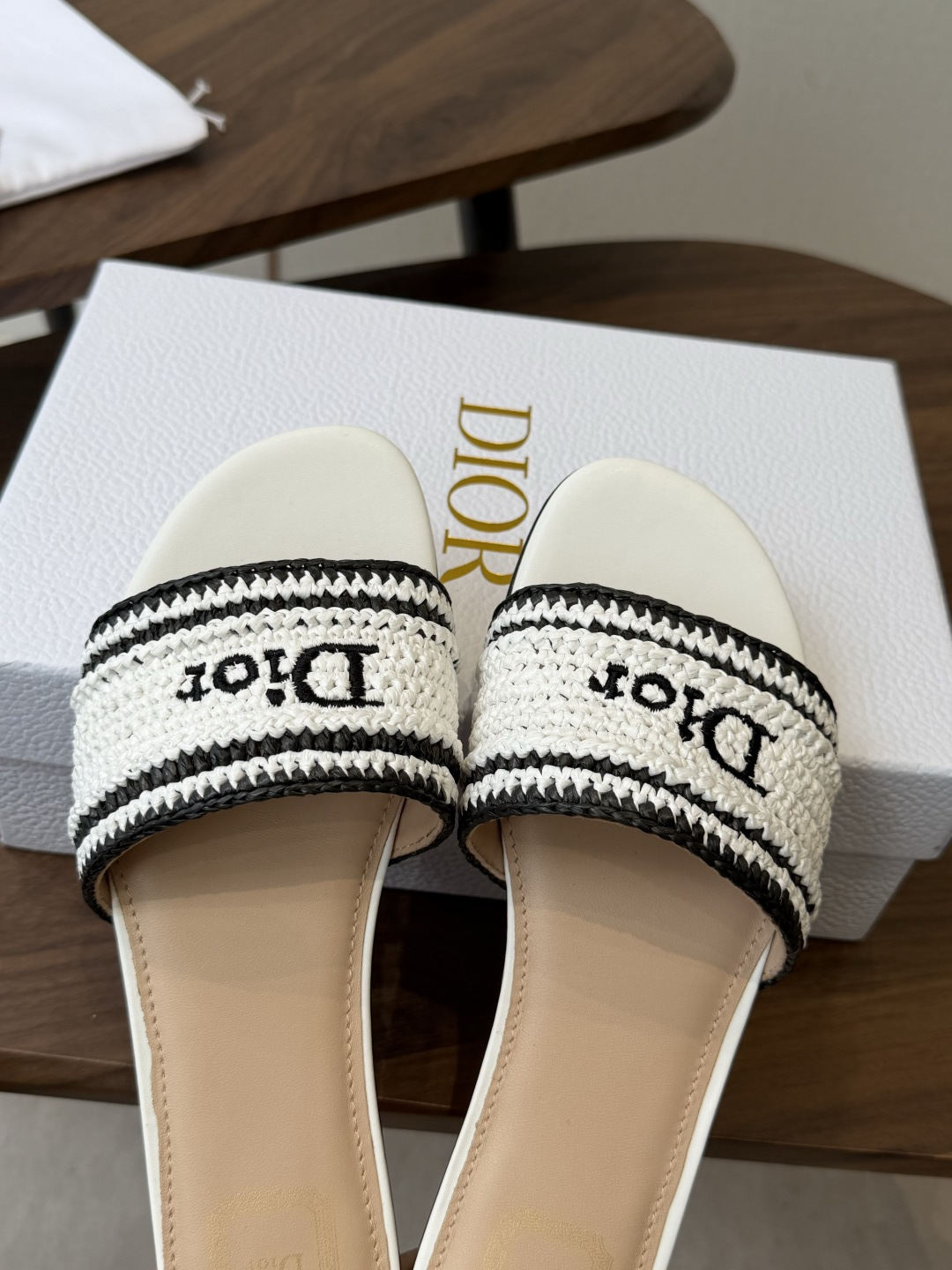 Dior |  迪奥早春新品走秀款CD刺绣logo度假风平底、粗跟拖鞋！ 硬货上新🆕❥代购级别！高级感十