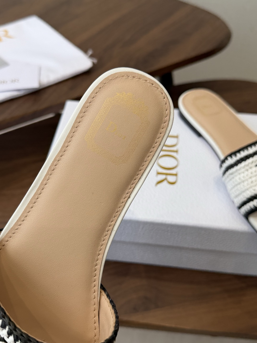 Dior |  迪奥早春新品走秀款CD刺绣logo度假风平底、粗跟拖鞋！ 硬货上新🆕❥代购级别！高级感十