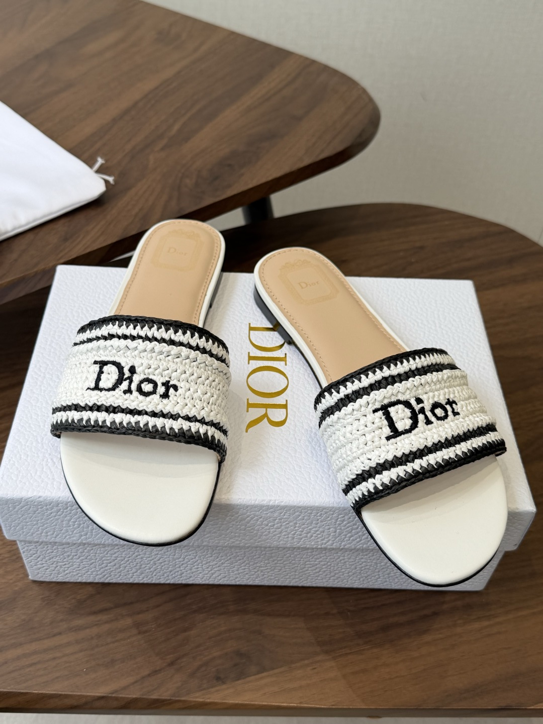 Dior |  迪奥早春新品走秀款CD刺绣logo度假风平底、粗跟拖鞋！ 硬货上新🆕❥代购级别！高级感十