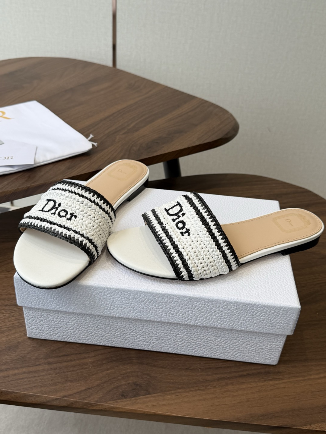 Dior |  迪奥早春新品走秀款CD刺绣logo度假风平底、粗跟拖鞋！ 硬货上新🆕❥代购级别！高级感十