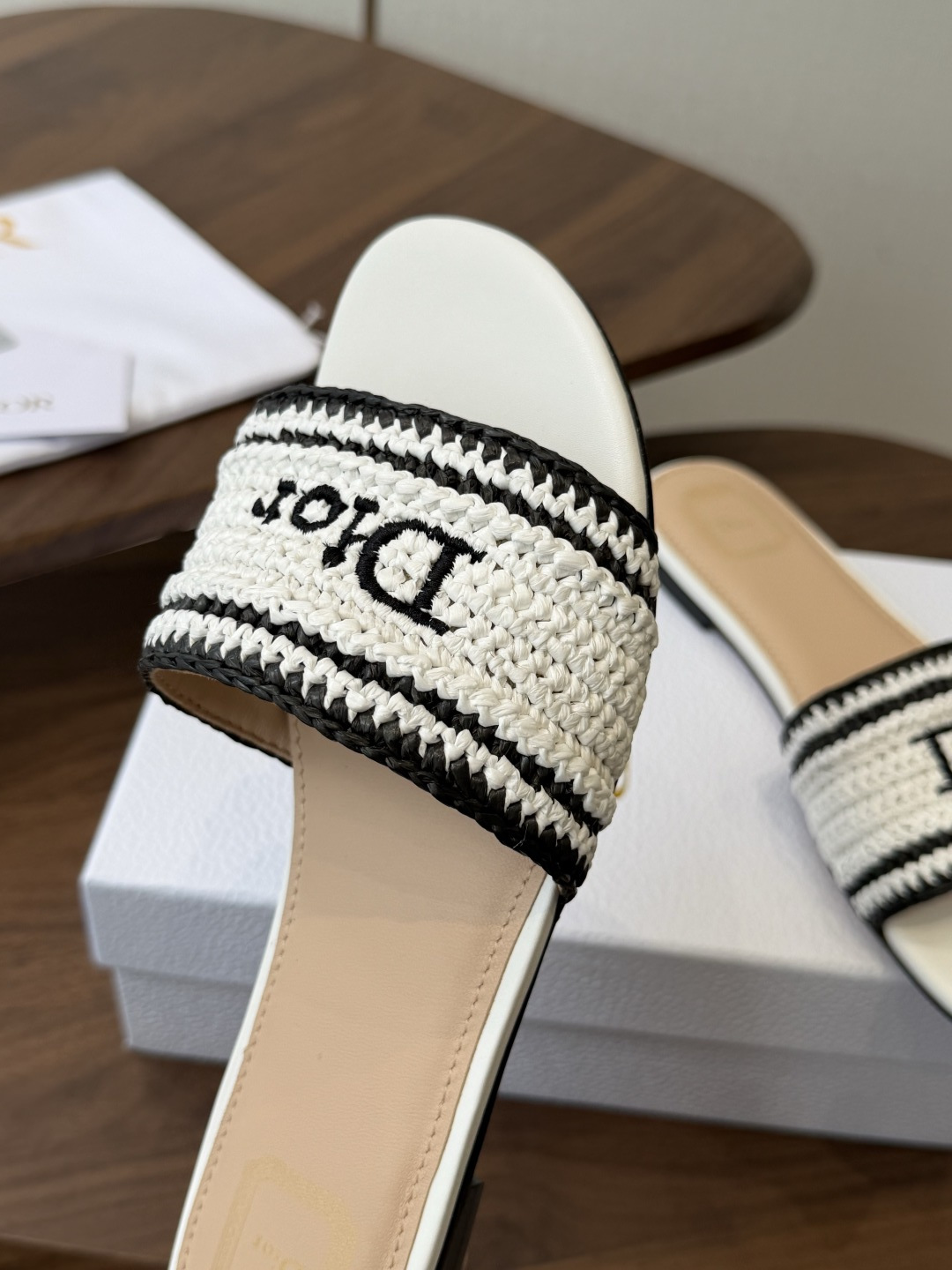 Dior |  迪奥早春新品走秀款CD刺绣logo度假风平底、粗跟拖鞋！ 硬货上新🆕❥代购级别！高级感十