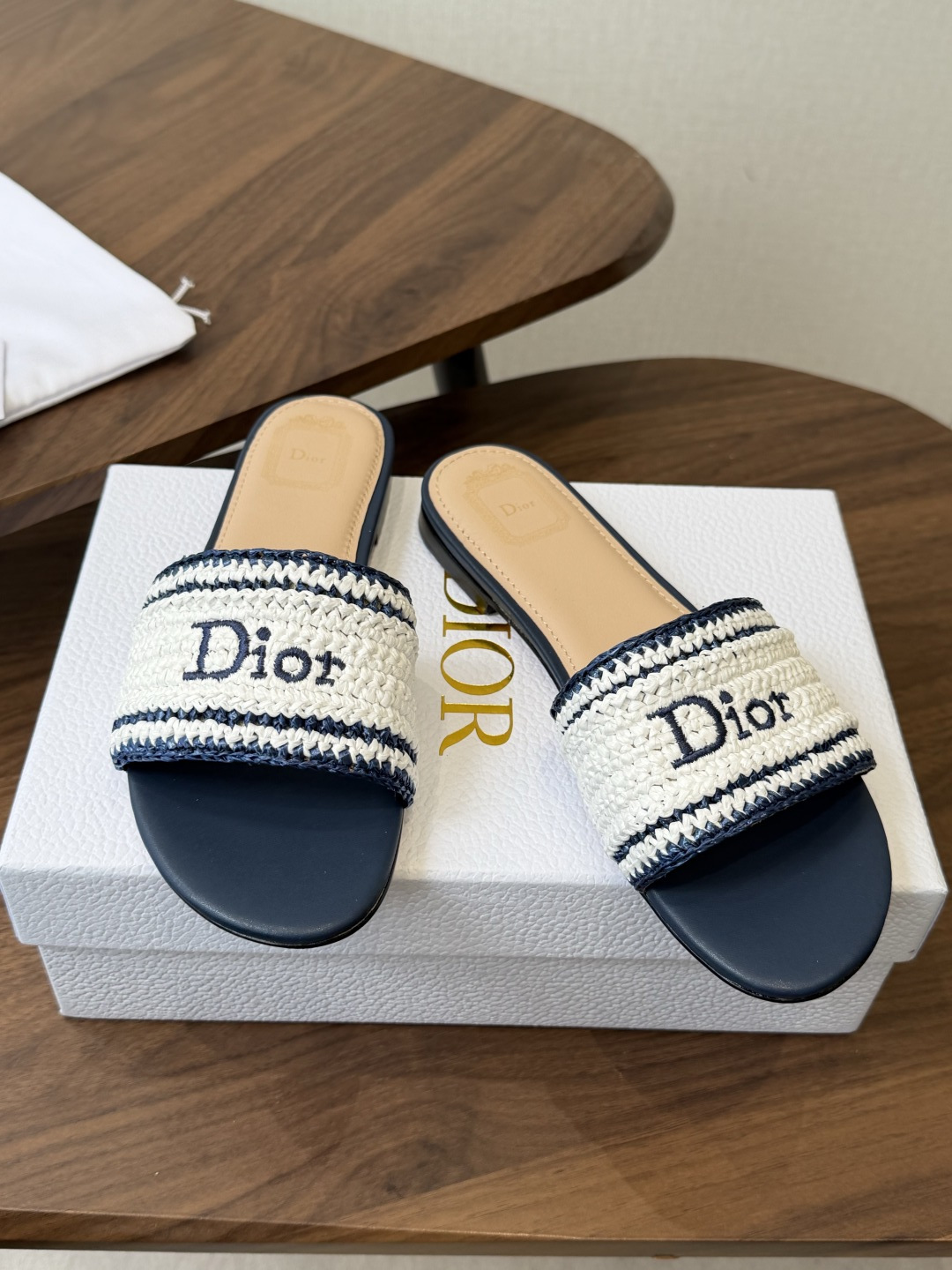 Dior |  迪奥早春新品走秀款CD刺绣logo度假风平底、粗跟拖鞋！ 硬货上新🆕❥代购级别！高级感十