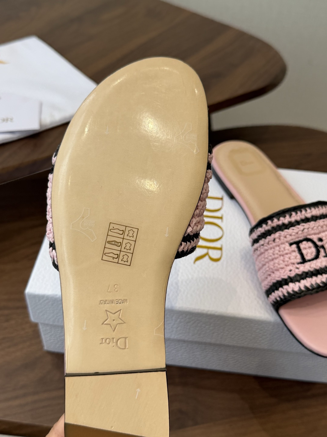 Dior |  迪奥早春新品走秀款CD刺绣logo度假风平底、粗跟拖鞋！ 硬货上新🆕❥代购级别！高级感十