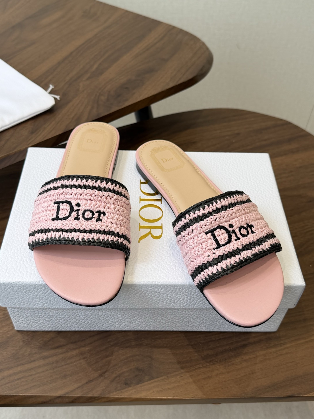 Dior |  迪奥早春新品走秀款CD刺绣logo度假风平底、粗跟拖鞋！ 硬货上新🆕❥代购级别！高级感十