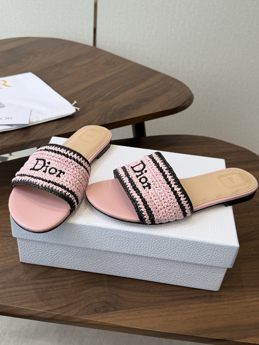 Dior |  迪奥早春新品走秀款CD刺绣logo度假风平底、粗跟拖鞋！ 硬货上新🆕❥代购级别！高级感十