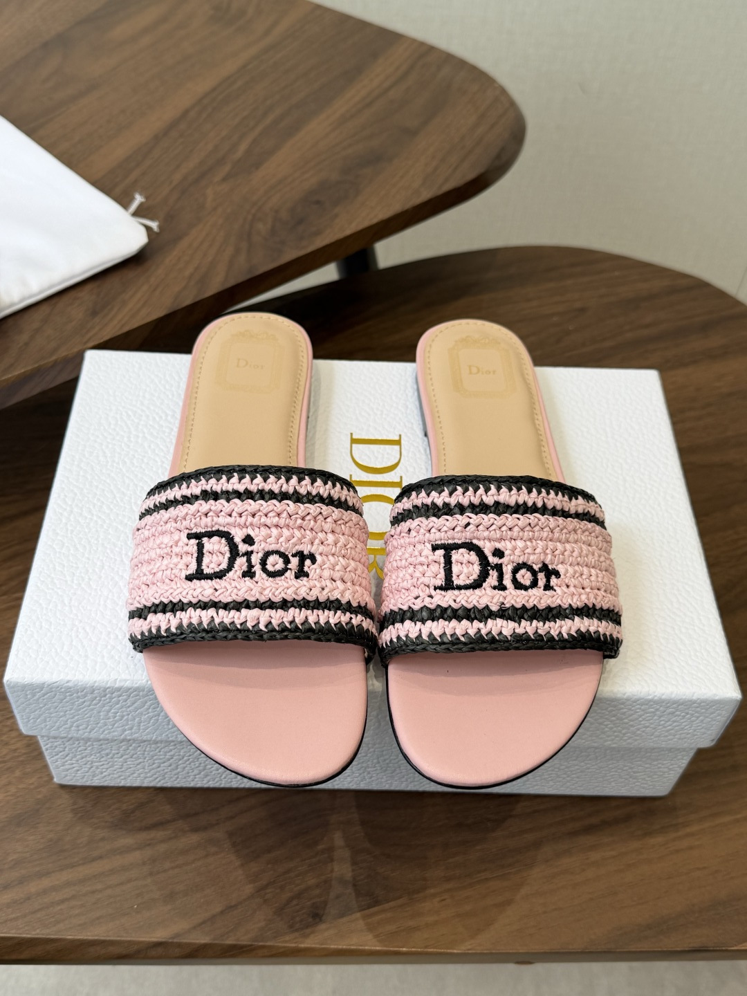 NO:817568,Dior | Dior's new early spring catwalk style CD embroidered logo vacation style flat bottom, thick heel slippers!  Hard goods are on a new level!  Full of high-end feel!  A popular model among bloggers at home and abroad, it is retro, fashionable and looks great on your feet!  The official website's main recommendation★ Original custom-made pure cotton thread three-dimensional electric embroidery on the upper. Imported water-dyed sheepskin lining on the inside. Original leather outsole imported from Italy. Heel height: flat, 4.5cm. Shoe size: 35-41 (40 and 41 are customized and non-refundable), slippers, dior, dior, slippers, sheepskin, Leather soles.19860909Dior | 迪奥早春新品走秀款CD刺绣logo度假风平底、粗跟拖鞋！ 硬货上新代购级别！高级感十足！国内外博主刷爆的一款,复古又时髦上脚美炸了！官网主推款★ 鞋面原版定做纯棉线立体电绣 内里进口水染羊皮里 意大利进口原色真皮大底 跟高:平底、4.5cm 鞋码:35-41（40 41定做不退换）,拖鞋,dior,dior,slippers,sheepskin,Leather soles,Women's Shoes