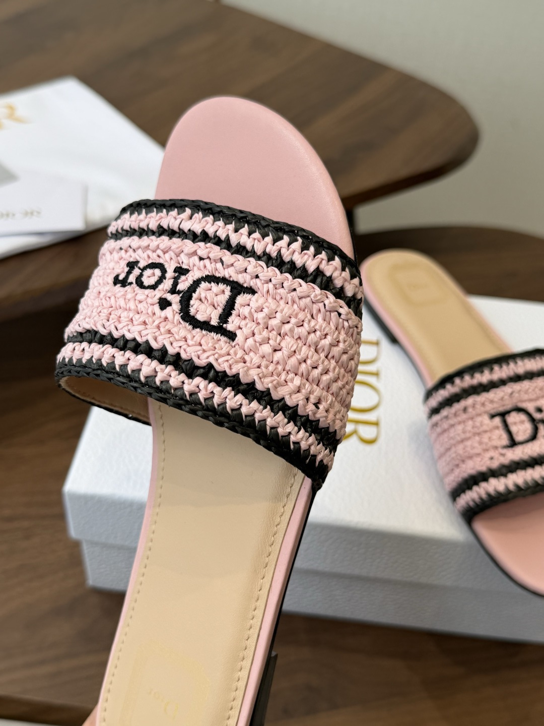 Dior |  迪奥早春新品走秀款CD刺绣logo度假风平底、粗跟拖鞋！ 硬货上新🆕❥代购级别！高级感十
