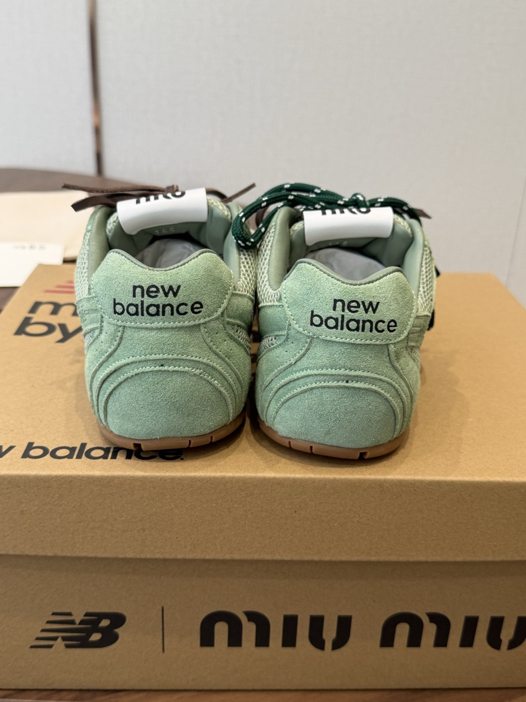 Miumiu X New Balanc*e联名走秀款 超级无敌大热门[得意]无论你如何穿搭请都不要放过这
