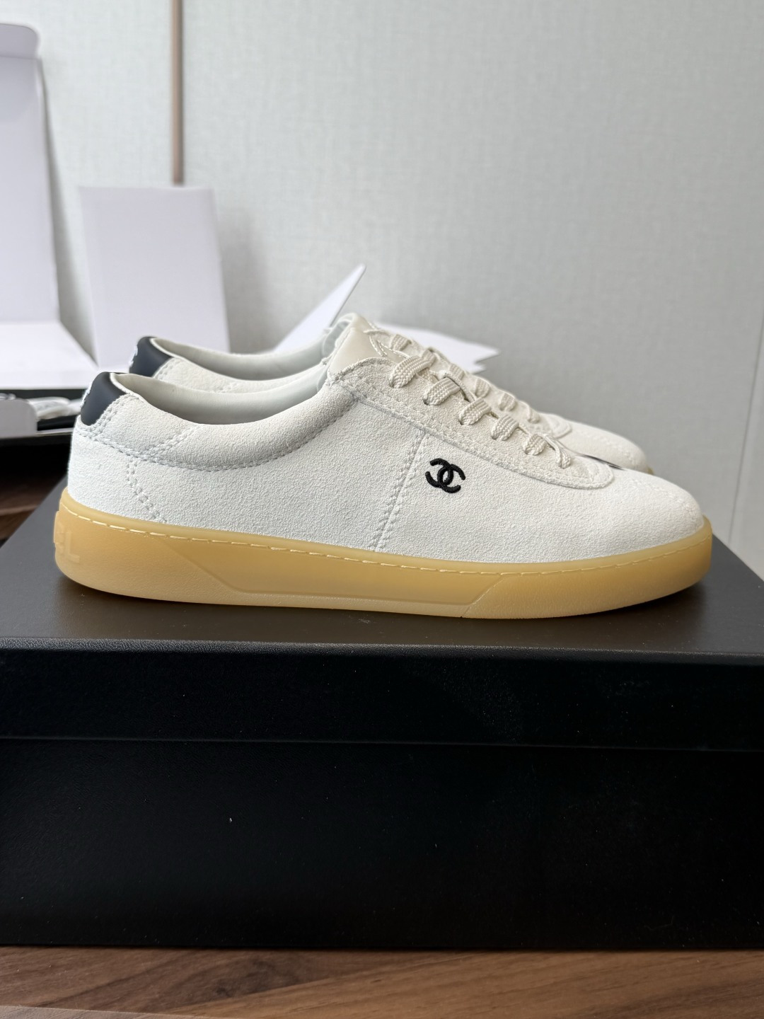 莞产CHANEL 26ss 春夏度假系列运动鞋 老钱风休闲鞋原版购入开发 做货 经典设计 鞋面:丝光 莞产CHANEL 26ss 春夏度假系列运动鞋 老钱风休闲鞋原版购入开发 做货 经典设计 鞋面:丝光
