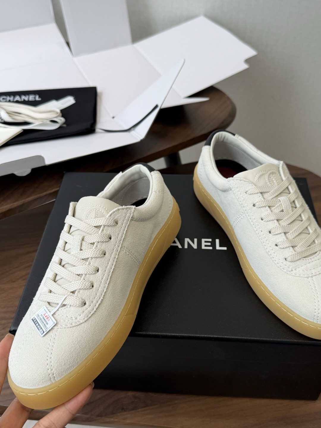 莞产CHANEL 26ss 春夏度假系列运动鞋 老钱风休闲鞋原版购入开发 做货 经典设计 鞋面:丝光 莞产CHANEL 26ss 春夏度假系列运动鞋 老钱风休闲鞋原版购入开发 做货 经典设计 鞋面:丝光
