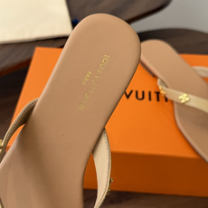 Louis vuitton 26ss 沙滩人字拖 又一爆款 最新 顶配版本LV一出即巅峰的超爆款拖鞋面包 Louis vuitton 26ss 沙滩人字拖 又一爆款 最新 顶配版本LV一出即巅峰的超爆款拖鞋面包