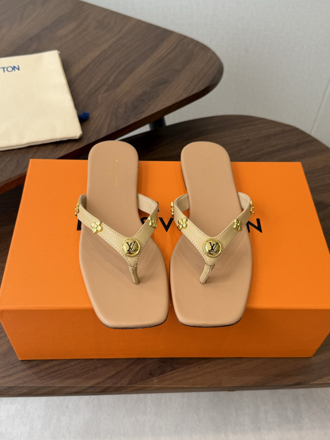Louis vuitton 26ss 沙滩人字拖 又一爆款 最新 顶配版本LV一出即巅峰的超爆款拖鞋面包