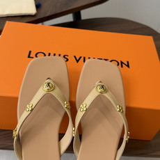 Louis vuitton 26ss 沙滩人字拖 又一爆款 最新 顶配版本LV一出即巅峰的超爆款拖鞋面包 Louis vuitton 26ss 沙滩人字拖 又一爆款 最新 顶配版本LV一出即巅峰的超爆款拖鞋面包