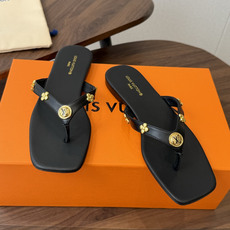 Louis vuitton 26ss 沙滩人字拖 又一爆款 最新 顶配版本LV一出即巅峰的超爆款拖鞋面包 Louis vuitton 26ss 沙滩人字拖 又一爆款 最新 顶配版本LV一出即巅峰的超爆款拖鞋面包