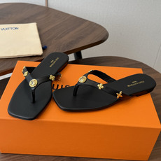 Louis vuitton 26ss 沙滩人字拖 又一爆款 最新 顶配版本LV一出即巅峰的超爆款拖鞋面包 Louis vuitton 26ss 沙滩人字拖 又一爆款 最新 顶配版本LV一出即巅峰的超爆款拖鞋面包