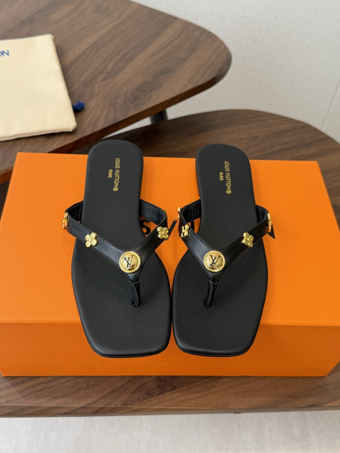 Louis vuitton 26ss 沙滩人字拖 又一爆款 最新 顶配版本LV一出即巅峰的超爆款拖鞋面包