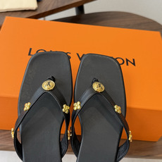 Louis vuitton 26ss 沙滩人字拖 又一爆款 最新 顶配版本LV一出即巅峰的超爆款拖鞋面包 Louis vuitton 26ss 沙滩人字拖 又一爆款 最新 顶配版本LV一出即巅峰的超爆款拖鞋面包