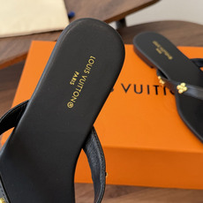 Louis vuitton 26ss 沙滩人字拖 又一爆款 最新 顶配版本LV一出即巅峰的超爆款拖鞋面包 Louis vuitton 26ss 沙滩人字拖 又一爆款 最新 顶配版本LV一出即巅峰的超爆款拖鞋面包
