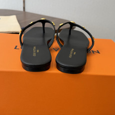 Louis vuitton 26ss 沙滩人字拖 又一爆款 最新 顶配版本LV一出即巅峰的超爆款拖鞋面包 Louis vuitton 26ss 沙滩人字拖 又一爆款 最新 顶配版本LV一出即巅峰的超爆款拖鞋面包