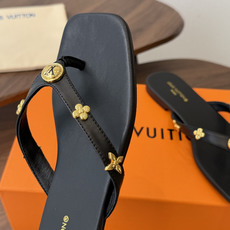 Louis vuitton 26ss 沙滩人字拖 又一爆款 最新 顶配版本LV一出即巅峰的超爆款拖鞋面包 Louis vuitton 26ss 沙滩人字拖 又一爆款 最新 顶配版本LV一出即巅峰的超爆款拖鞋面包
