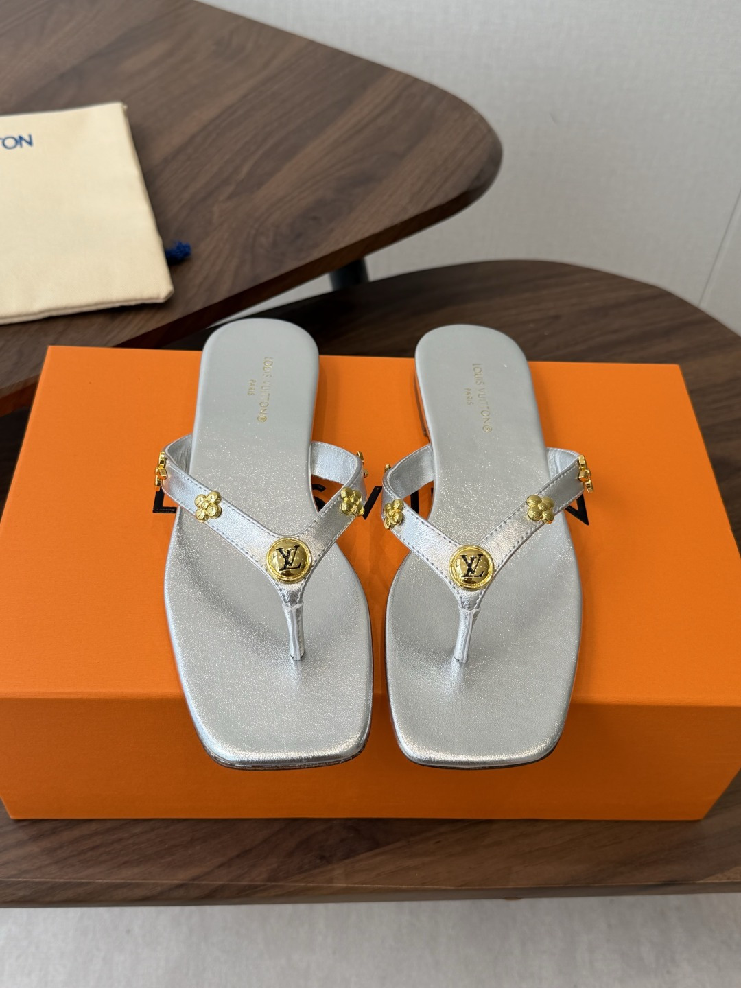 Louis vuitton 26ss 沙滩人字拖 又一爆款 最新 顶配版本LV一出即巅峰的超爆款拖鞋面包