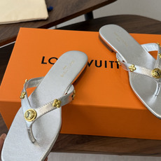 Louis vuitton 26ss 沙滩人字拖 又一爆款 最新 顶配版本LV一出即巅峰的超爆款拖鞋面包 Louis vuitton 26ss 沙滩人字拖 又一爆款 最新 顶配版本LV一出即巅峰的超爆款拖鞋面包