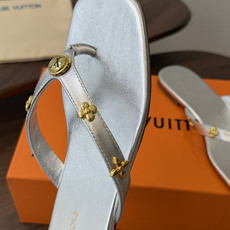 Louis vuitton 26ss 沙滩人字拖 又一爆款 最新 顶配版本LV一出即巅峰的超爆款拖鞋面包 Louis vuitton 26ss 沙滩人字拖 又一爆款 最新 顶配版本LV一出即巅峰的超爆款拖鞋面包