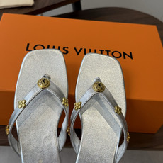 Louis vuitton 26ss 沙滩人字拖 又一爆款 最新 顶配版本LV一出即巅峰的超爆款拖鞋面包 Louis vuitton 26ss 沙滩人字拖 又一爆款 最新 顶配版本LV一出即巅峰的超爆款拖鞋面包