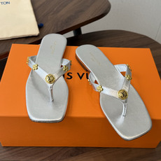 Louis vuitton 26ss 沙滩人字拖 又一爆款 最新 顶配版本LV一出即巅峰的超爆款拖鞋面包 Louis vuitton 26ss 沙滩人字拖 又一爆款 最新 顶配版本LV一出即巅峰的超爆款拖鞋面包