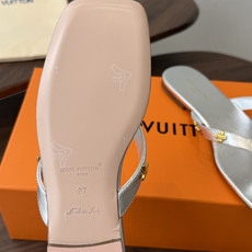 Louis vuitton 26ss 沙滩人字拖 又一爆款 最新 顶配版本LV一出即巅峰的超爆款拖鞋面包 Louis vuitton 26ss 沙滩人字拖 又一爆款 最新 顶配版本LV一出即巅峰的超爆款拖鞋面包